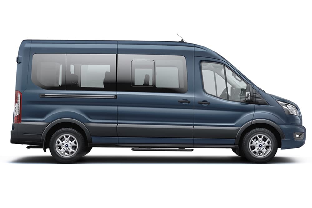 Ford Transit Minibus bleu, de la gamme de monospaces familiaux et minibus Ford.