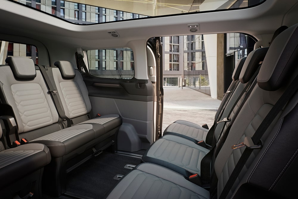 Sièges modulables à trois rangées à l’intérieur du monospace familial Ford Tourneo Custom.