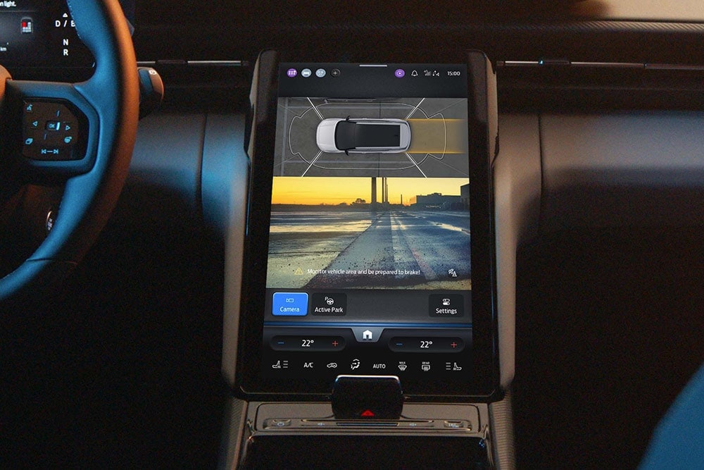 Gros plan sur l’écran tactile numérique d’un SUV Ford affichant l’aide active au stationnement.