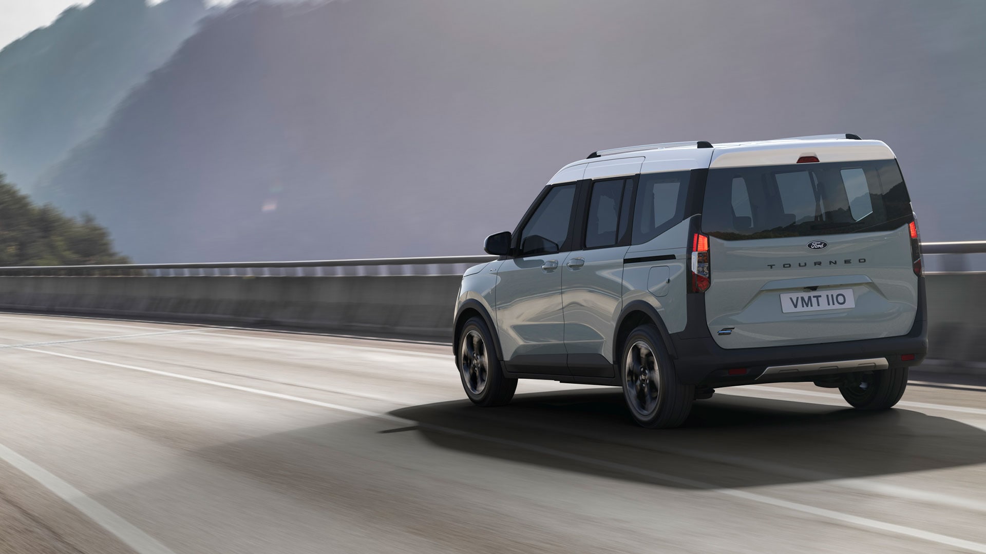 Ford E-Tourneo Courier Active sur une route