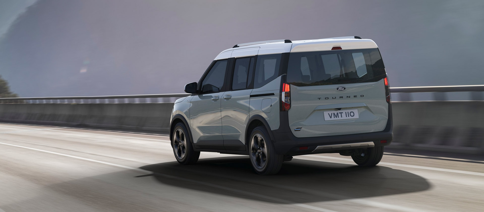 Ford E-Tourneo Courier Active sur une route