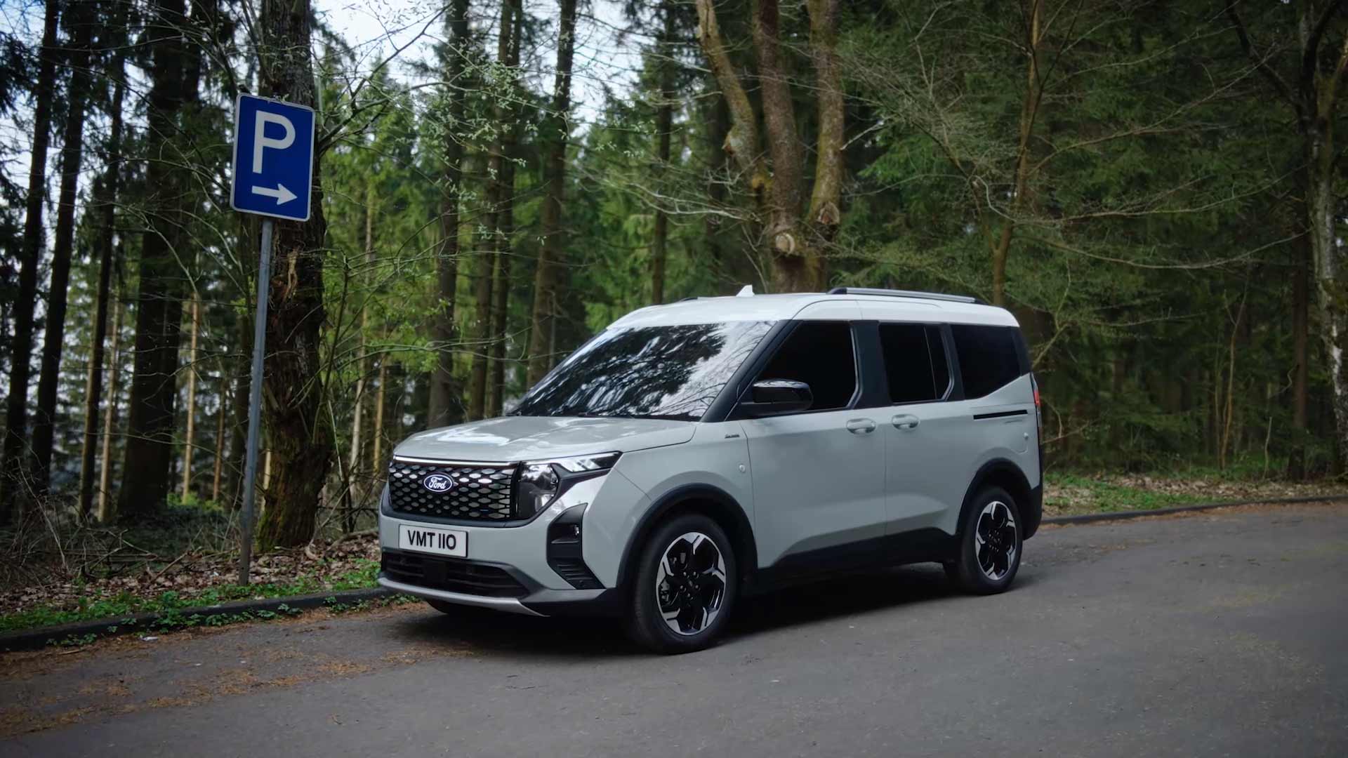 Ford E-Tourneo Courier Active dans la forêt