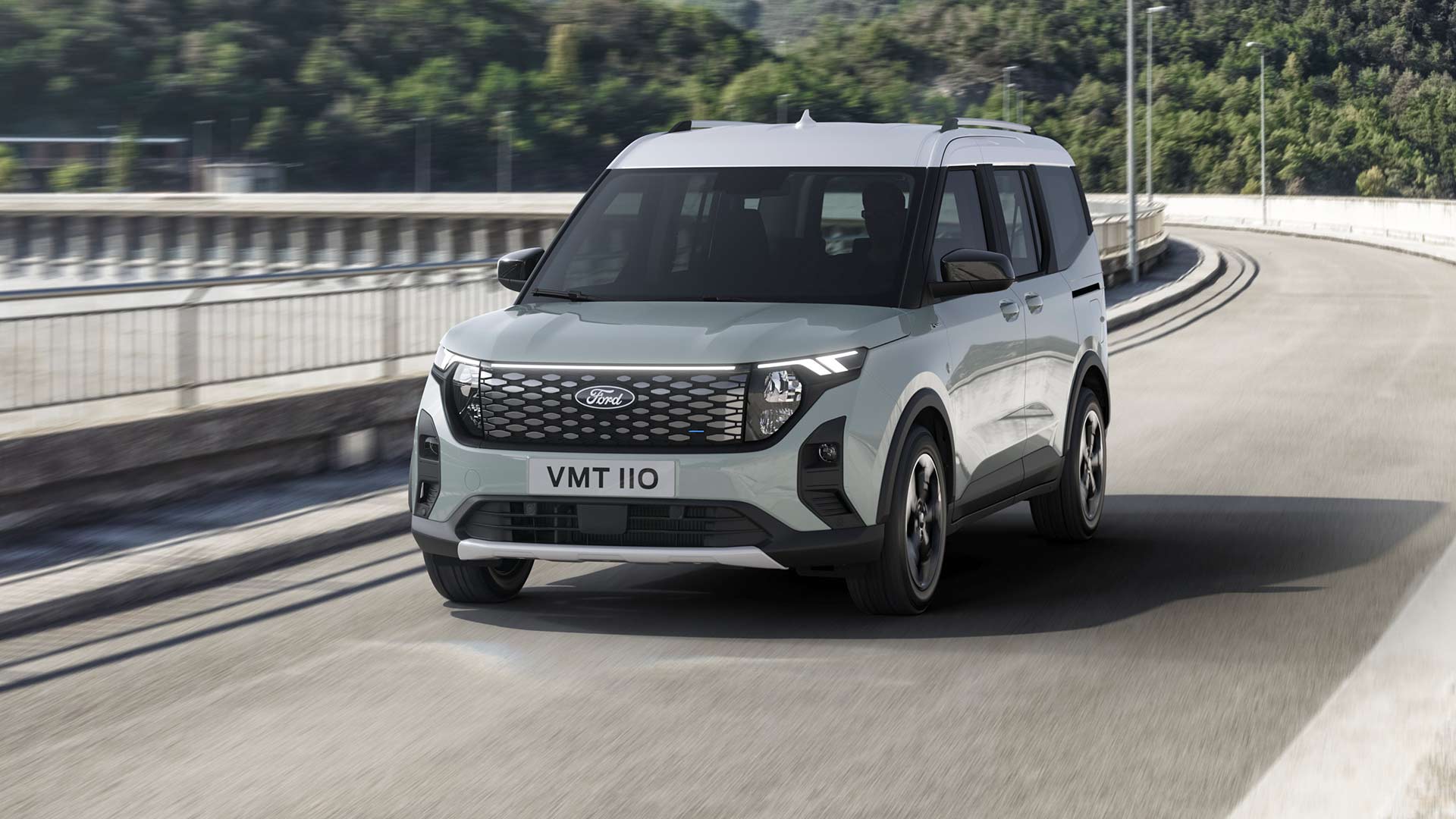 Ford E-Tourneo Courier en gris, vue avant 3/4