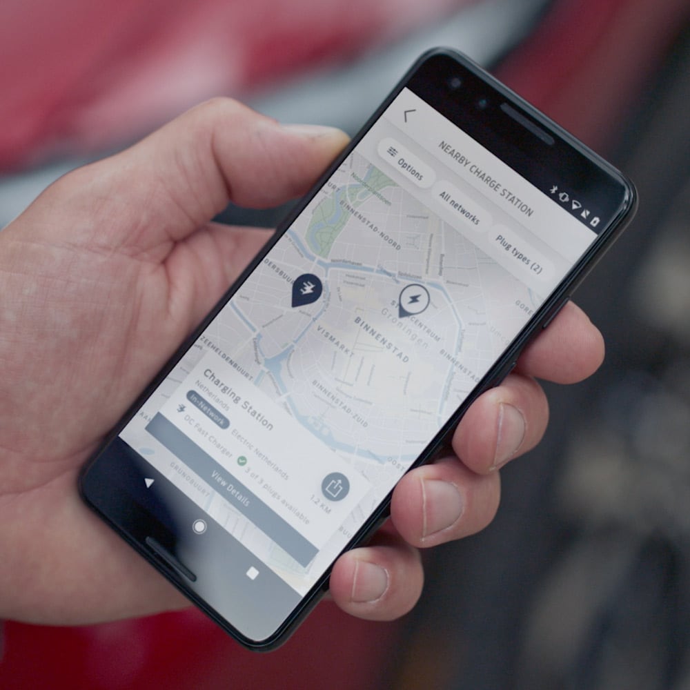 Une personne utilise l’application FordPass sur un smartphone