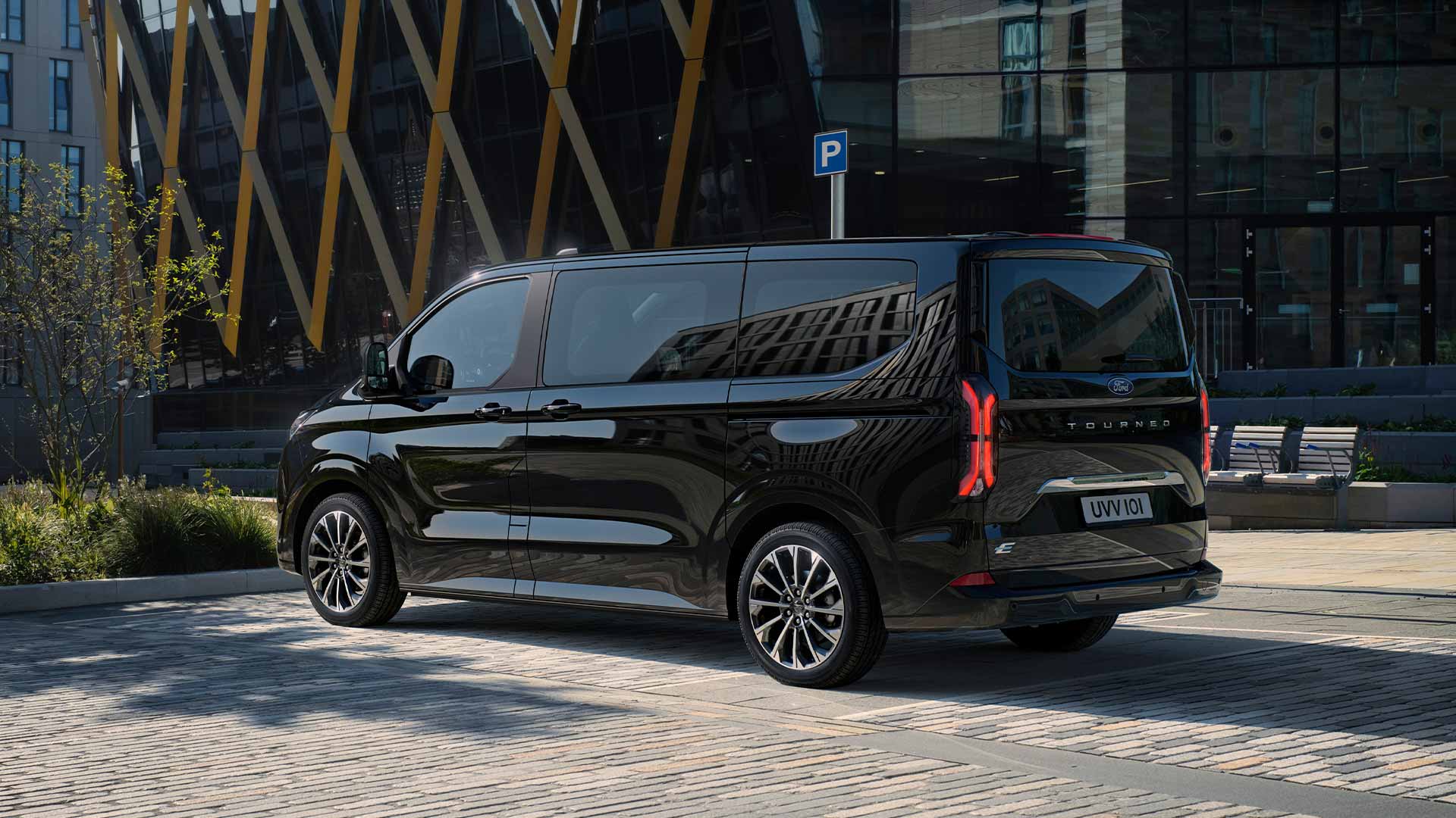 Tourneo Custom noir tout neuf stationné