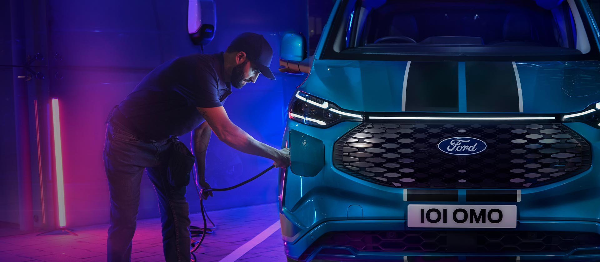Personne branchant le tout nouveau Tourneo Custom pour la recharge