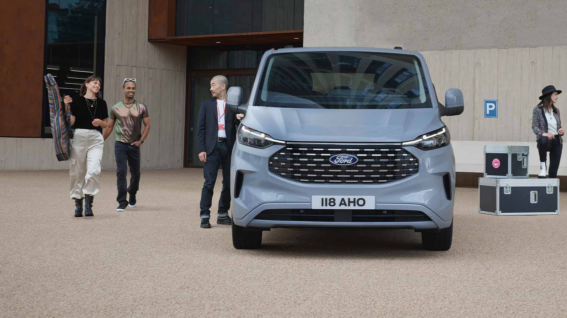 Des personnes à côté du tout nouveau Tourneo Custom