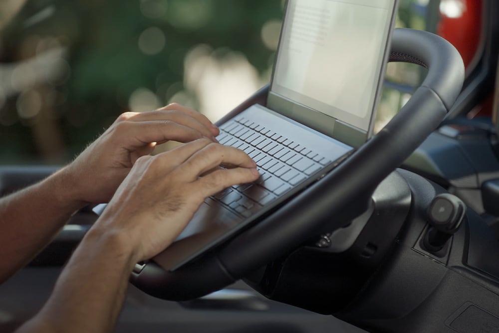 Personne utilisant un ordinateur portable à l’intérieur du tout nouveau Tourneo Custom