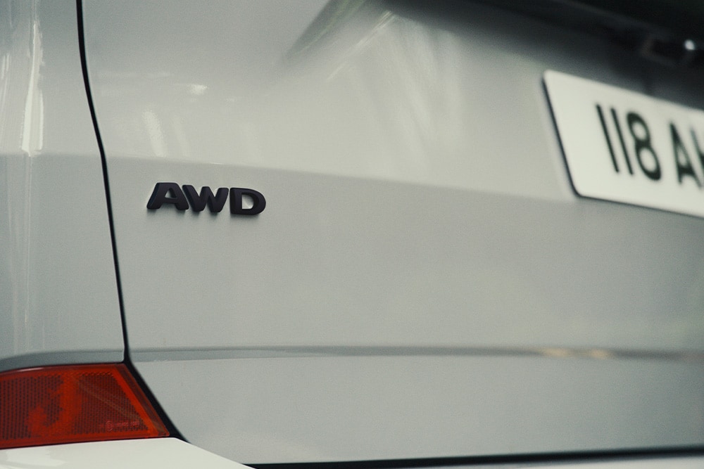 Arrière du tout nouveau Tourneo Custom avec l’inscription « AWD »