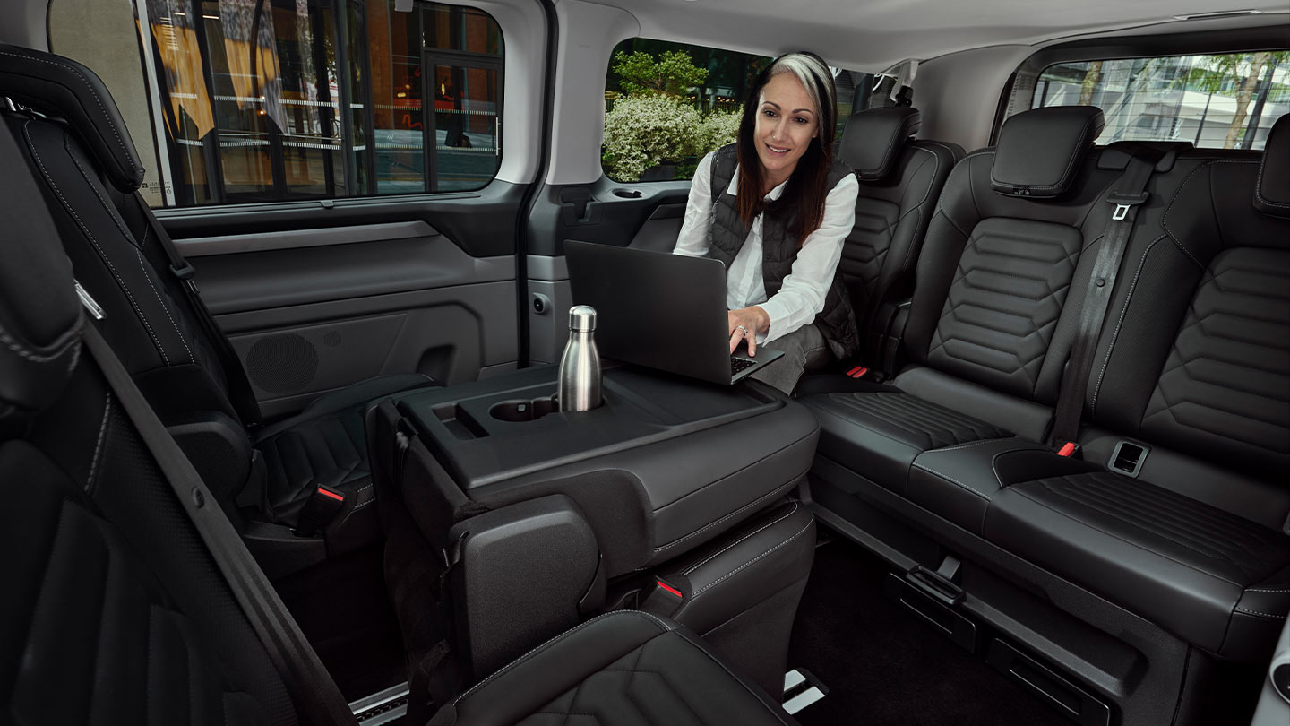 Personne utilisant un ordinateur portable à l’intérieur du tout nouveau Tourneo Custom