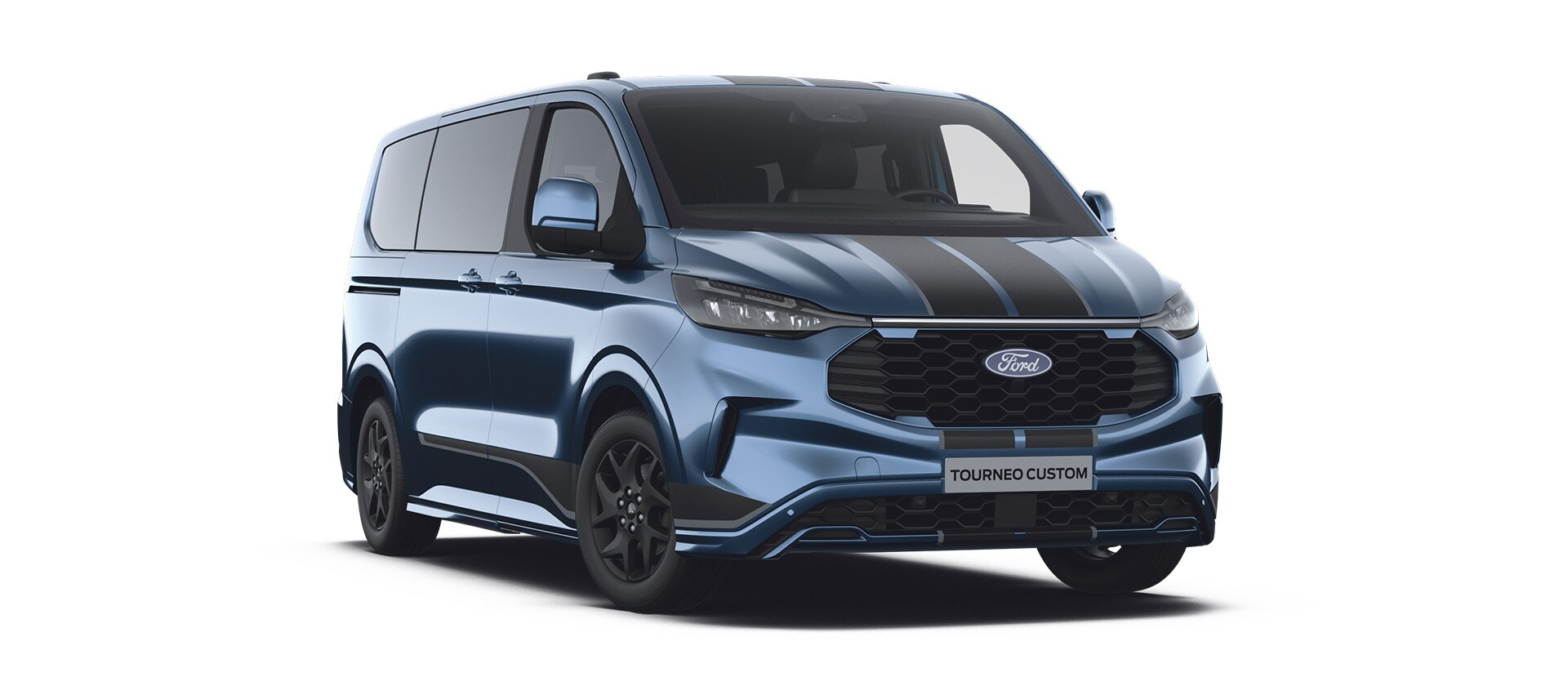 Ford Tourneo Custom Sport bleu avec bande noire sur le pare-chocs, vue en biais depuis l'avant gauche.