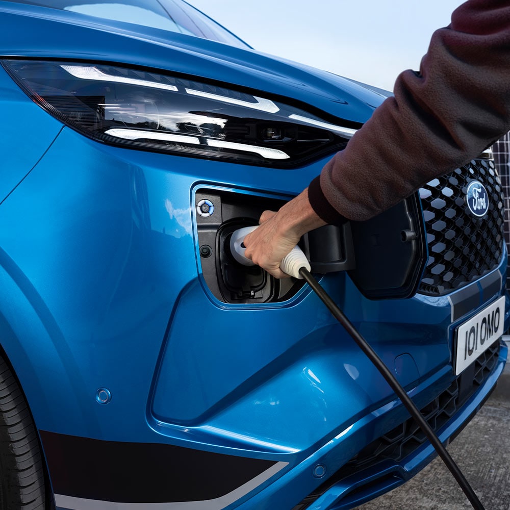 Personne branchant le tout nouveau Tourneo Custom pour la recharge