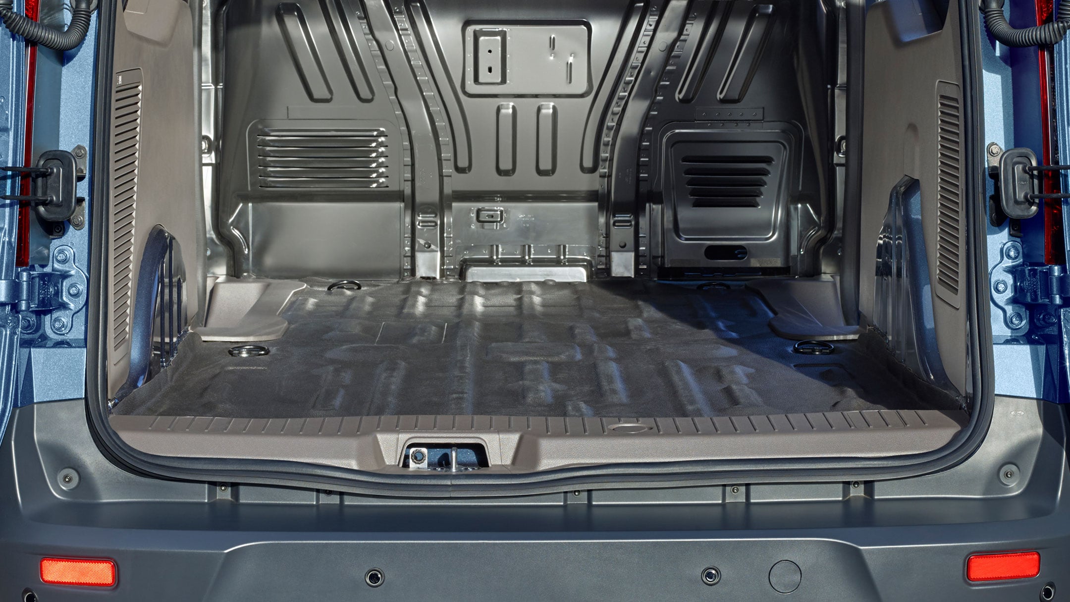 Ford Transit Connect vue arrière du plancher de l'espace de chargement en détail