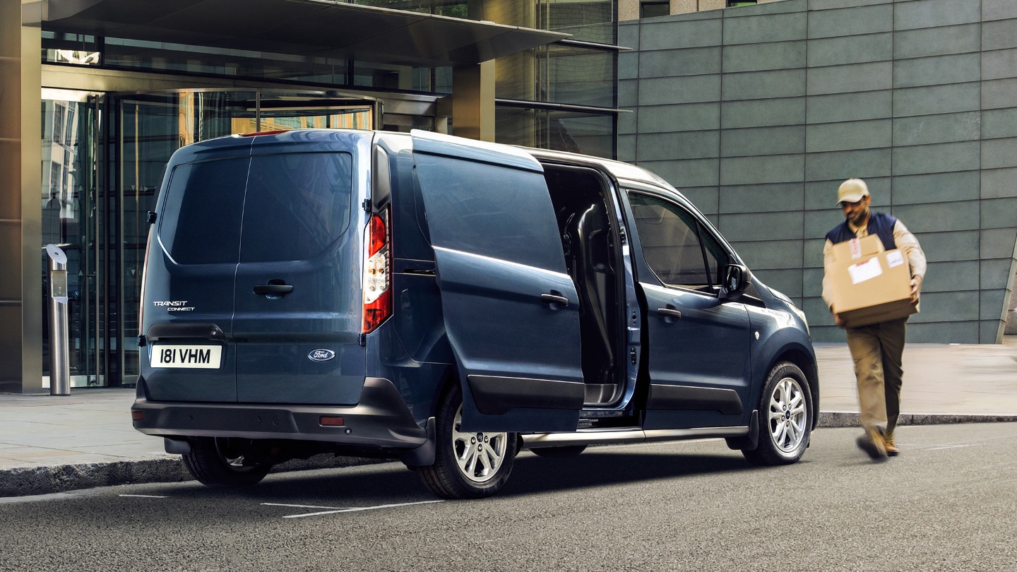 Ford Transit Connect Bleu ¾ vue latérale, la porte coulissante est chargée