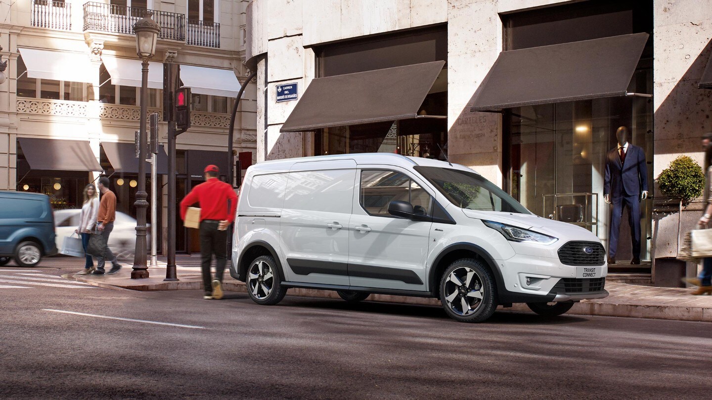 Ford Transit Connect Active couleur blanche, garé devant un bâtiment administratif