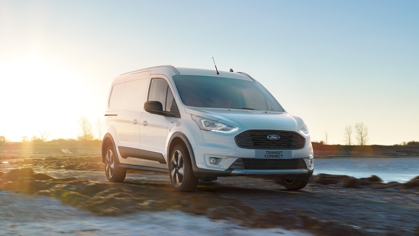 Ford Transit Connect Active couleur blanche, garé sur un chemin de terre en bordure de rivière