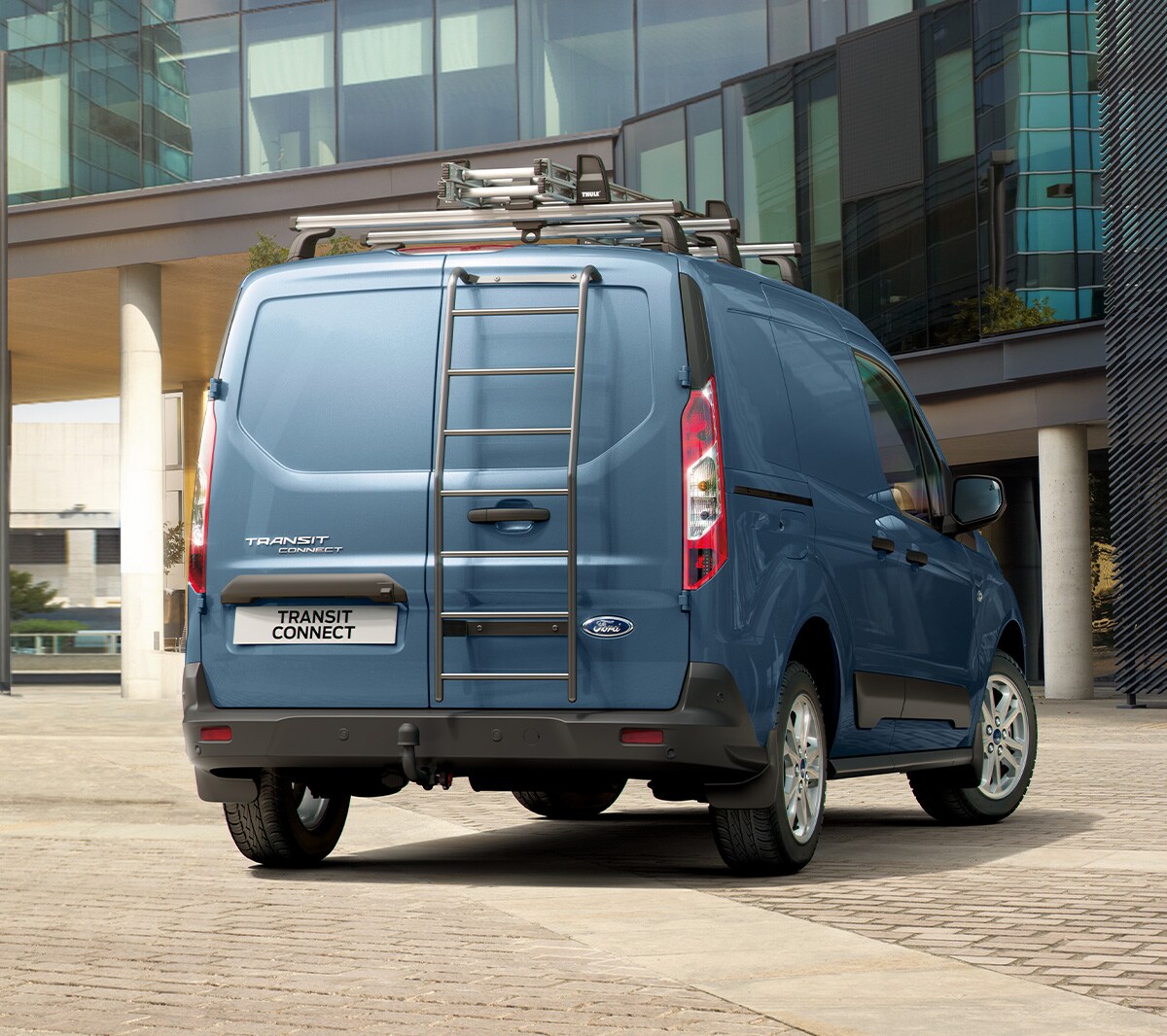 Ford Transit Connect couleur bleue, vue arrière, garé devant un bâtiment en ville