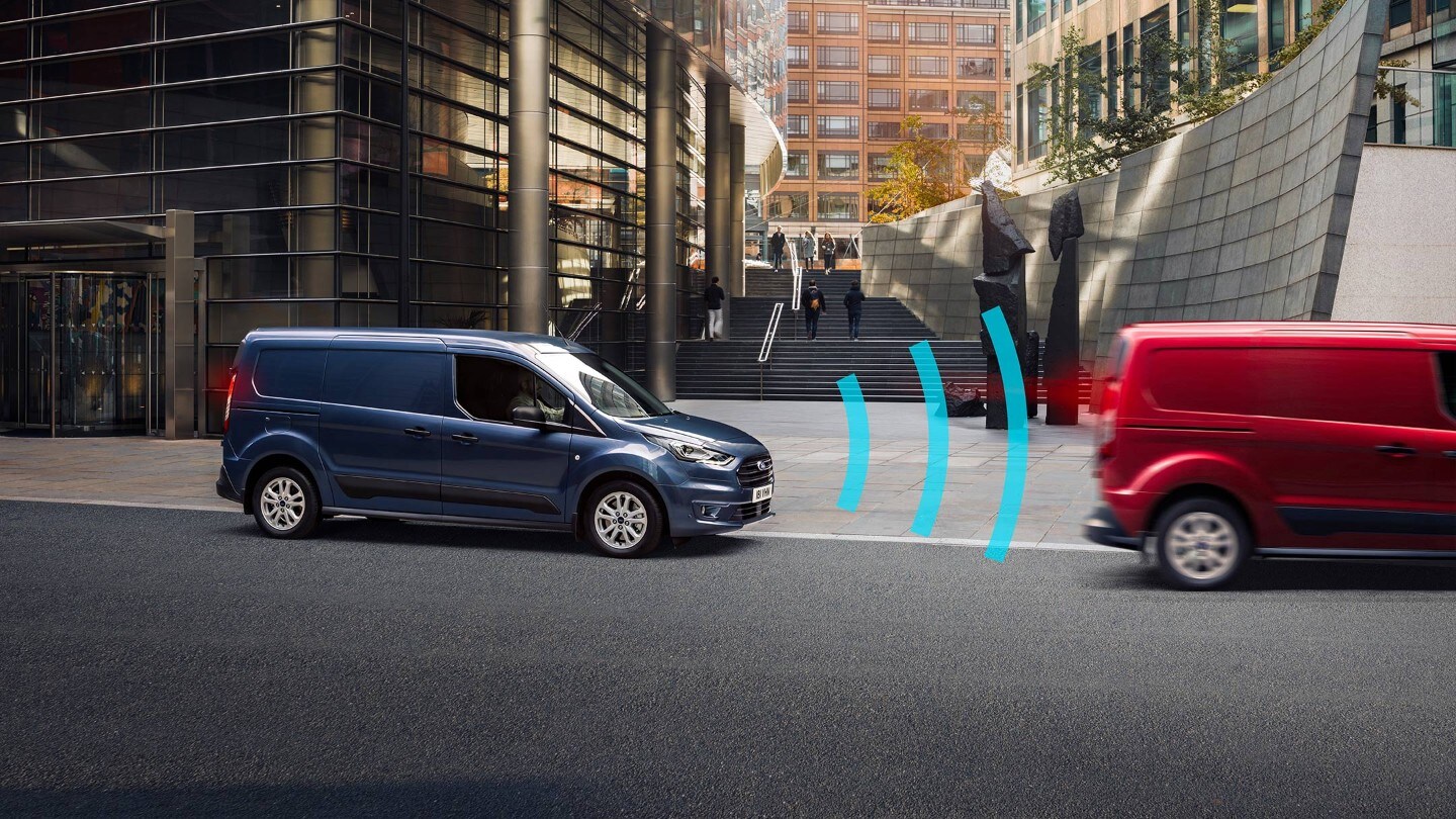 Ford Transit derrière une voiture rouge avec clignotant d'assistance au freinage d'urgence