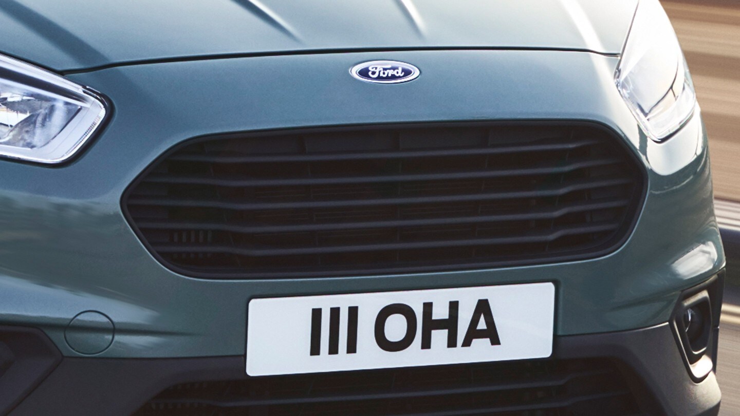 Ford Transit Courier couleur grise, vue sur la calandre en détail