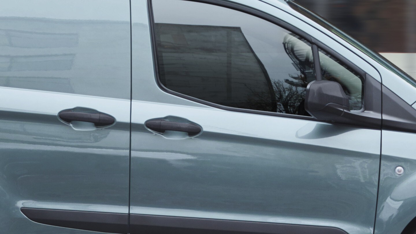 Ford Transit Courier couleur grise, vue sur la porte passager