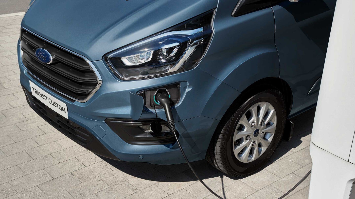 Ford Transit Custom camion-fourgon Plug-in Hybrid bleu, détail de la prise de charge