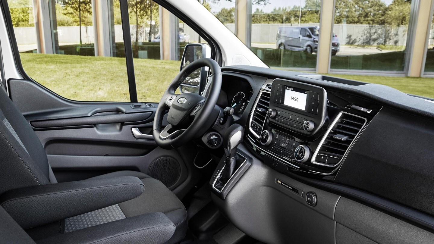 Ford Transit Custom camion-fourgon Plug-in Hybrid, vue de l’habitacle depuis le siège passager