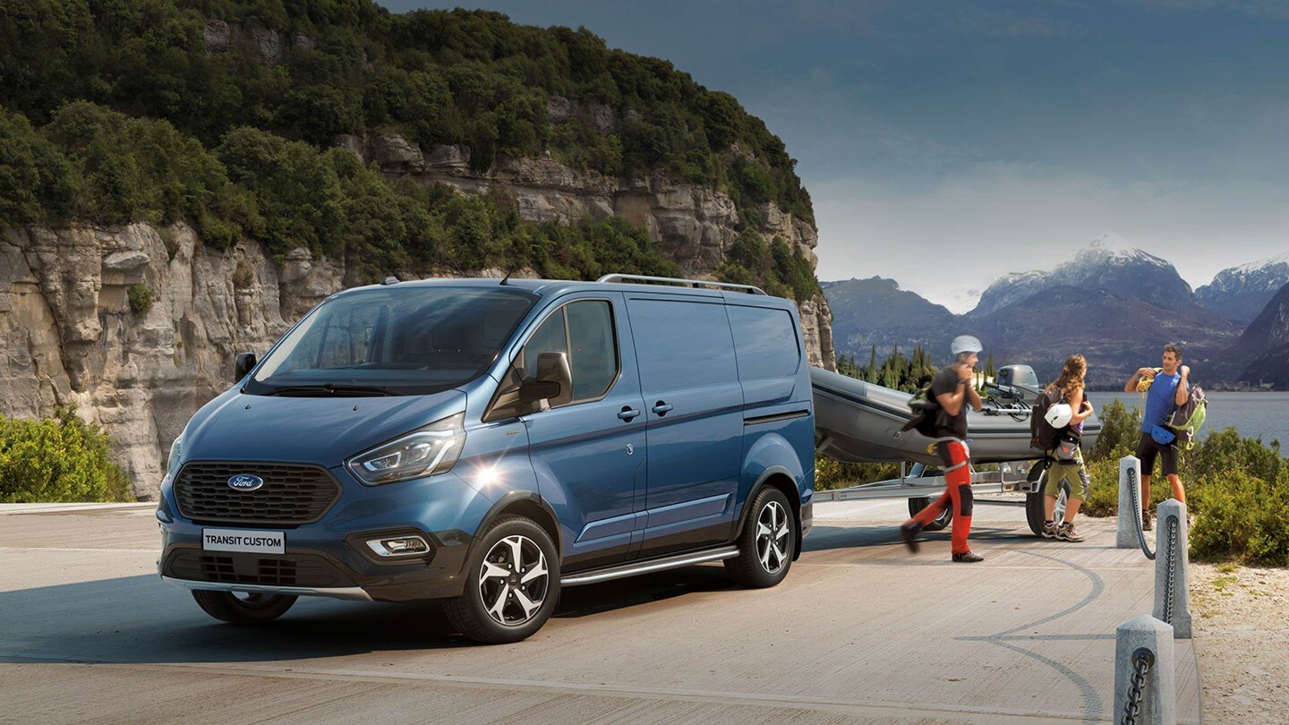 Ford Transit Custom Active avec un groupe de personnes