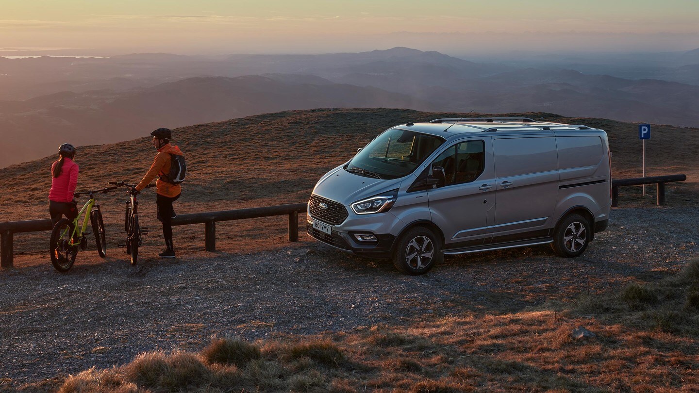 Ford Transit Custom Active au coucher du soleil