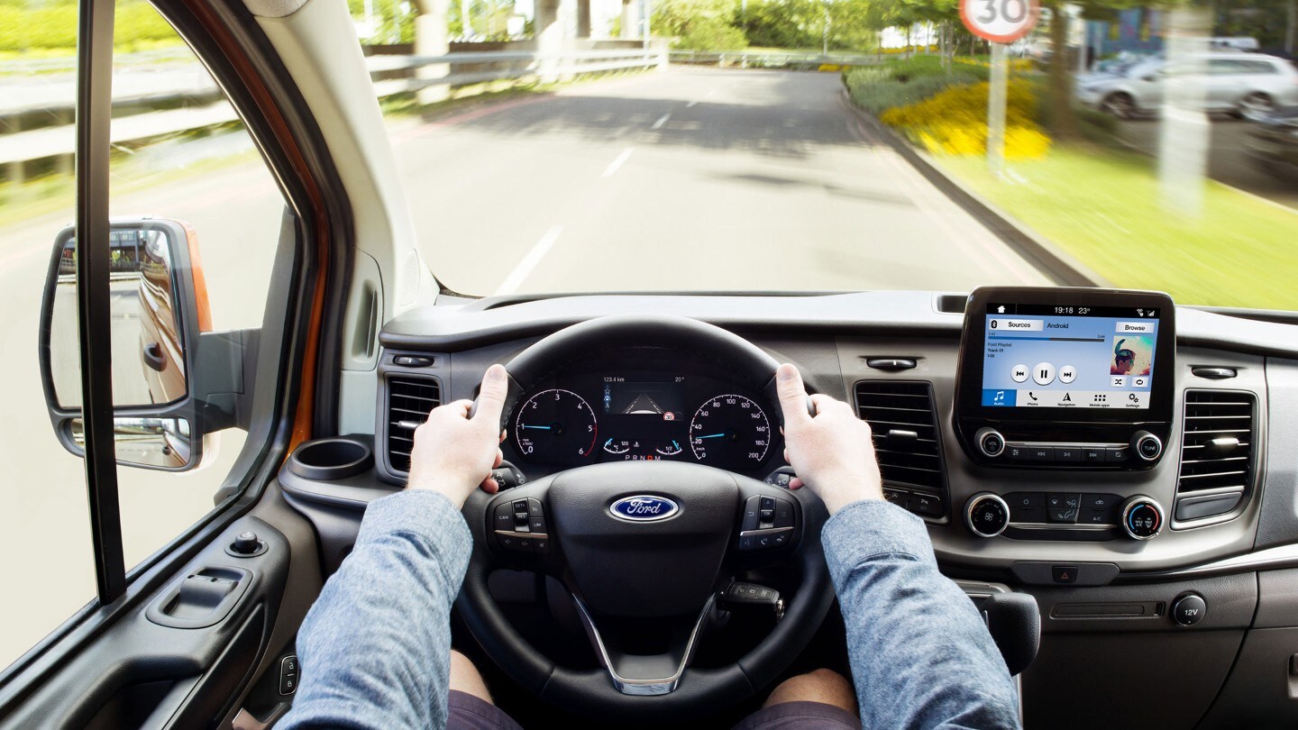 Ford Transit Custom, vue de l’intérieur avec vue sur la route vers l’avant