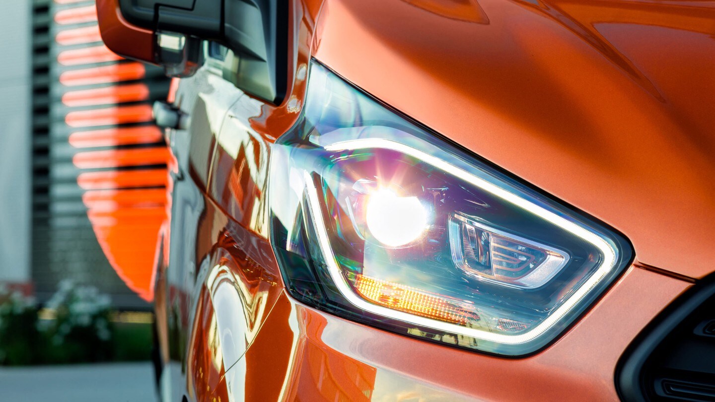 Ford Transit Custom couleur orange, vue détaillée des feux de jour à LED