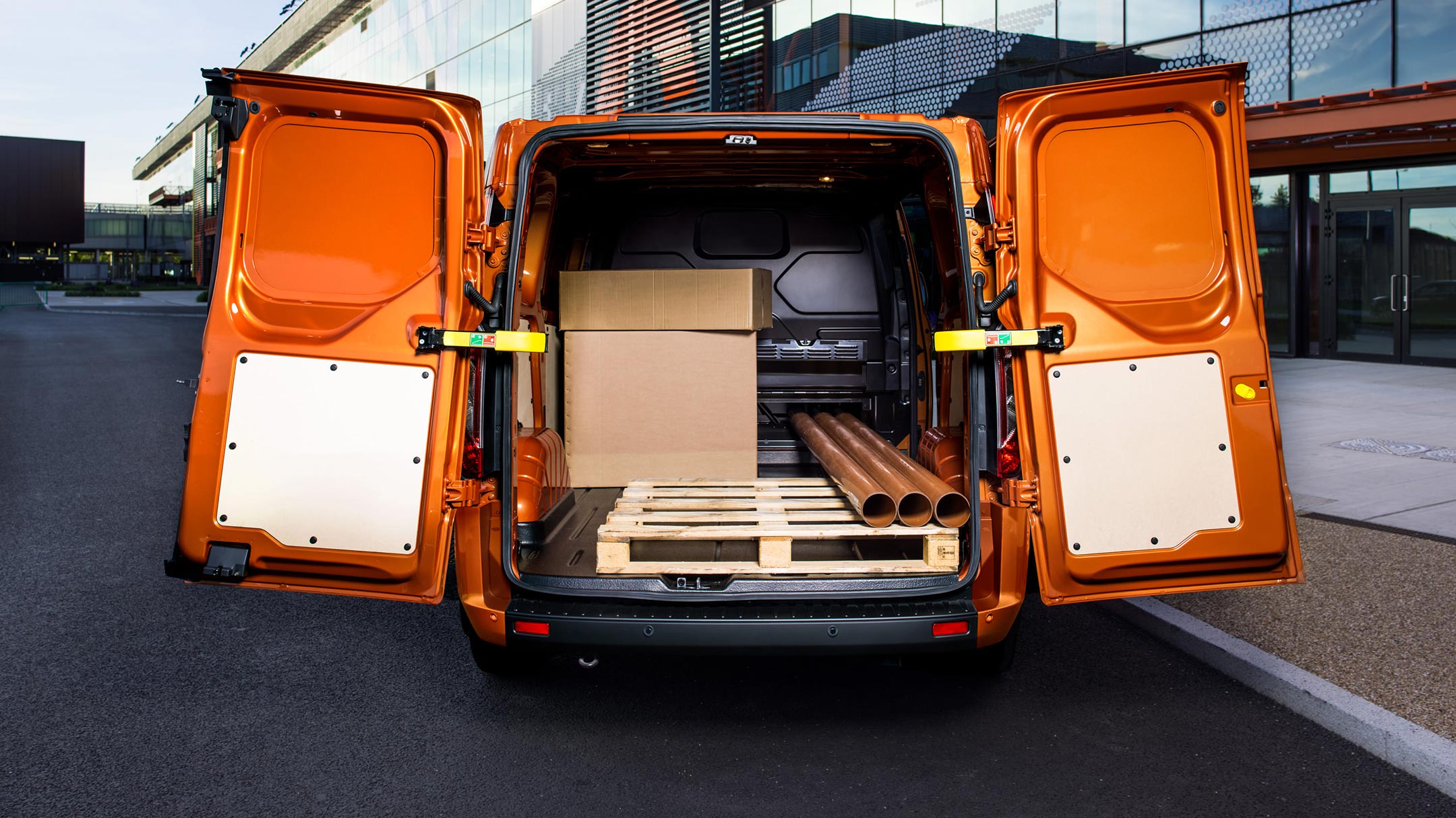 Ford Transit Custom Van en orange, vue arrière sur les portes arrière grandes ouvertes