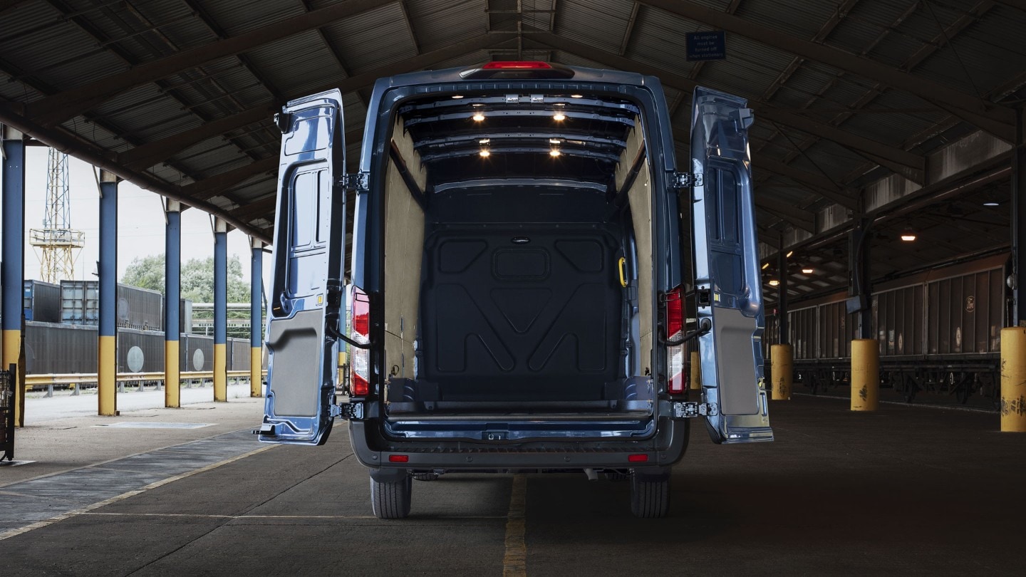 Nouveau Ford Transit Van avec vue sur l’intérieur de l’arrière