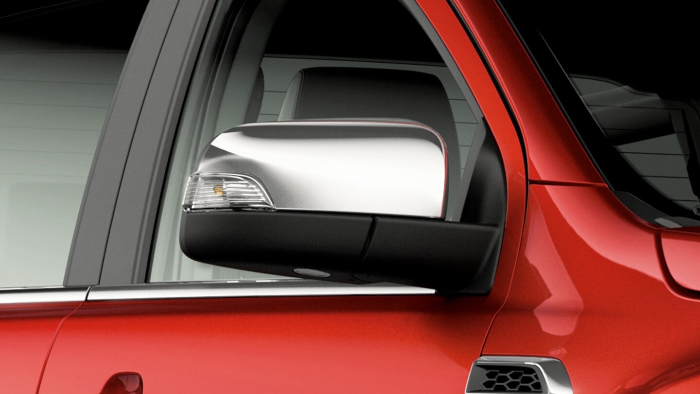 Ford Ranger couleur rouge, vue détaillée des rétroviseurs extérieurs