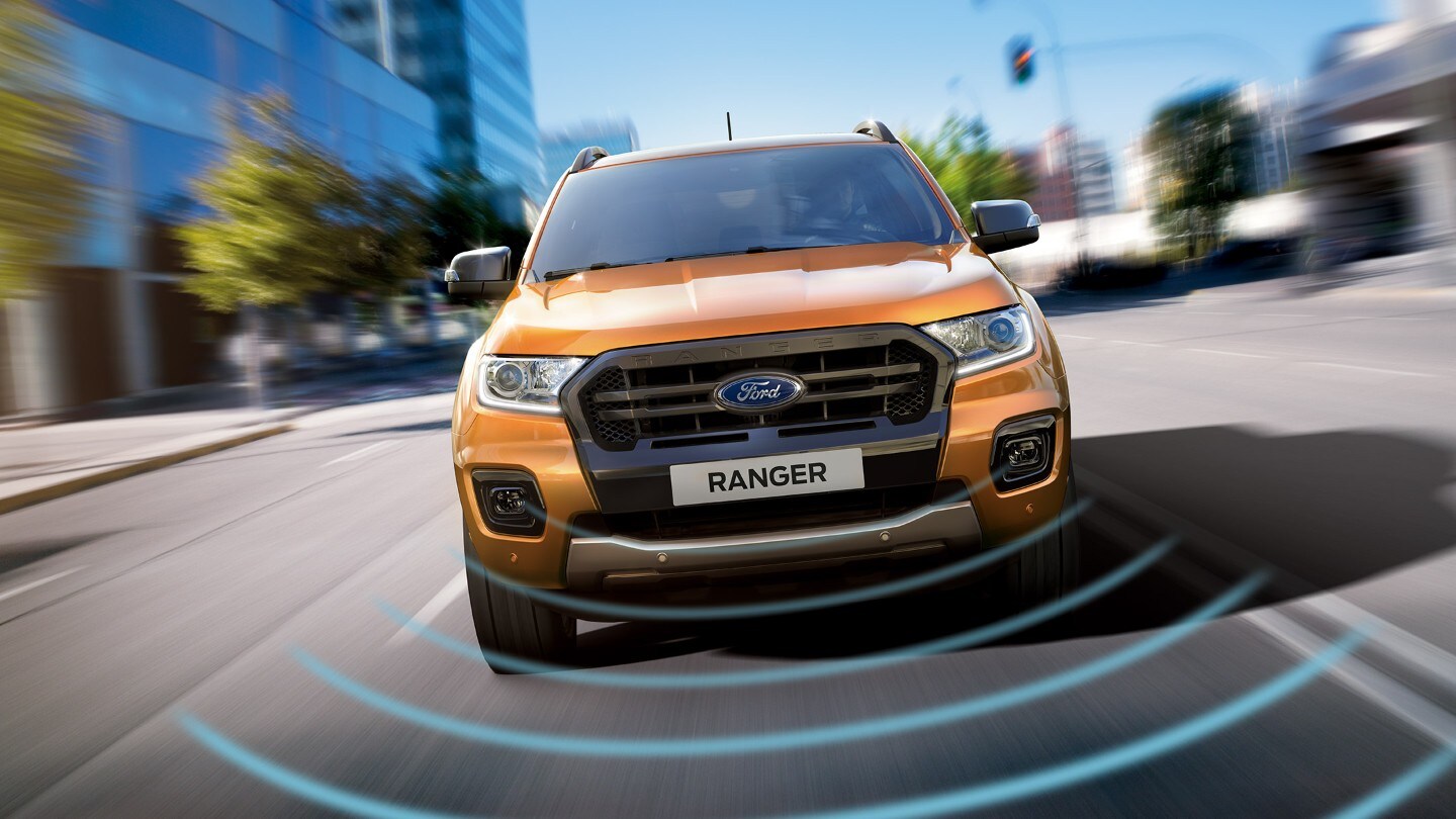 Ford Ranger couleur noire, vue détaillée des phares et de la calandre