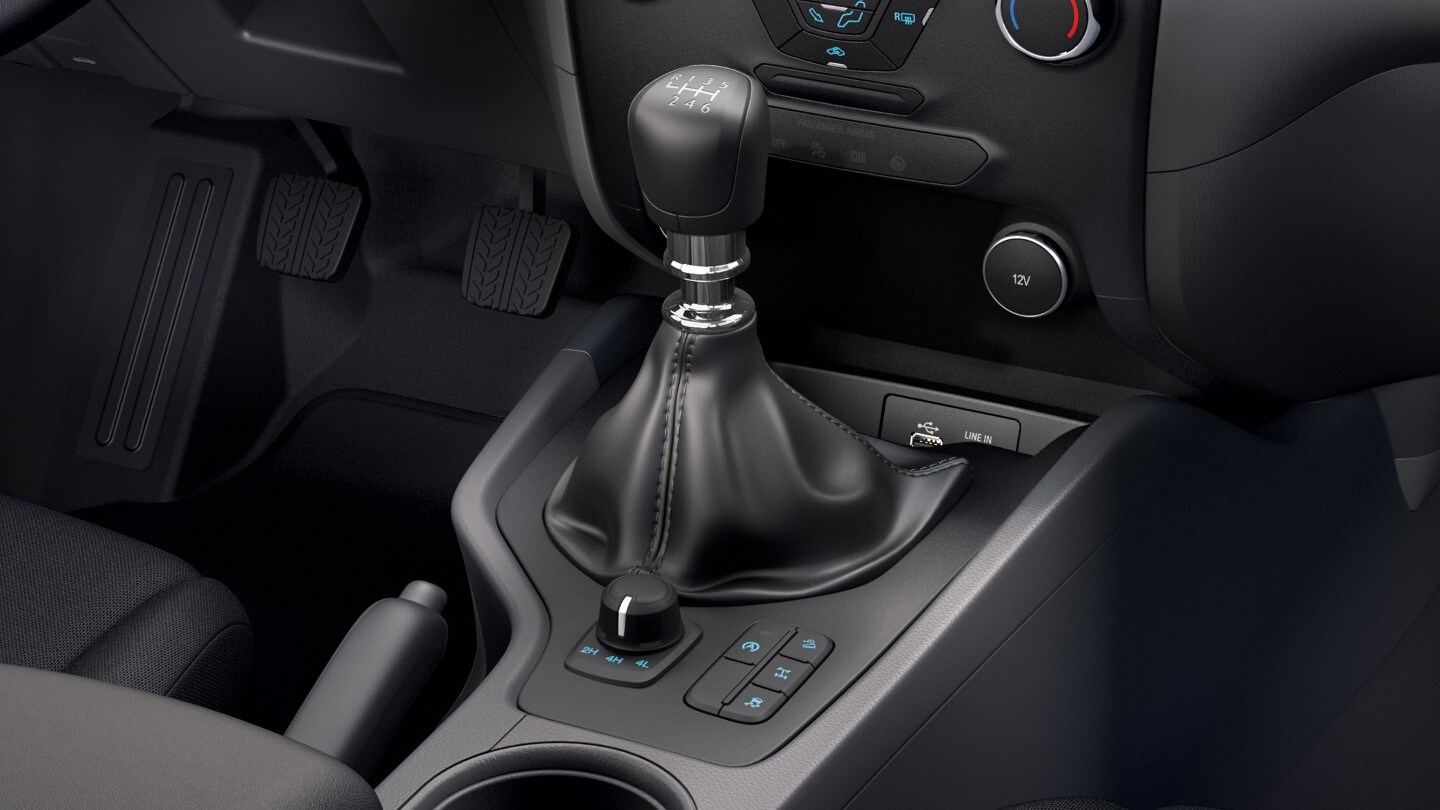 Habitacle du Ford Ranger, vue détaillée de la boîte manuelle à six vitesses