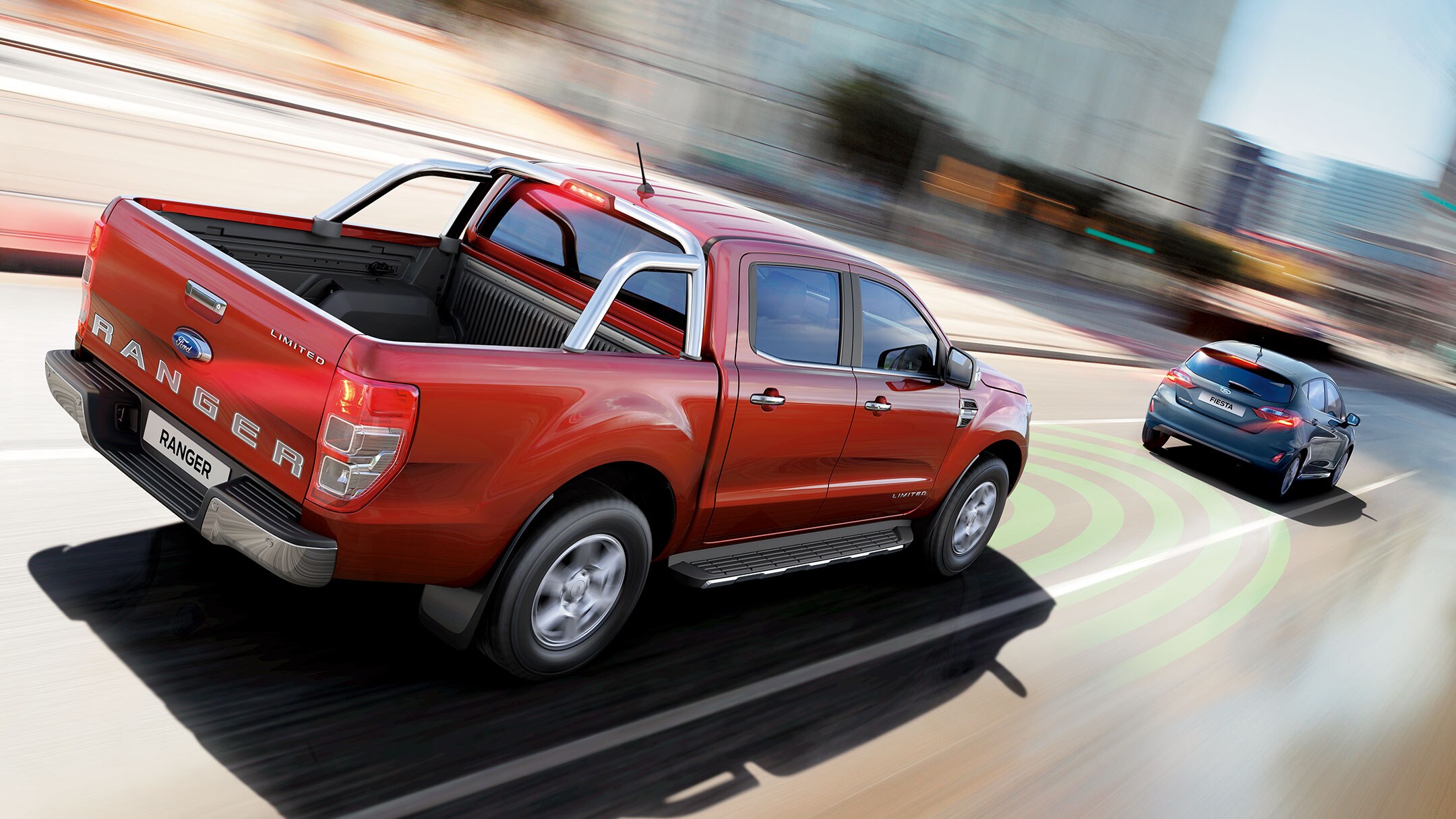 Ford Ranger couleur rouge, vue arrière aux trois quarts, illustration de l’assistant de freinage de sécurité