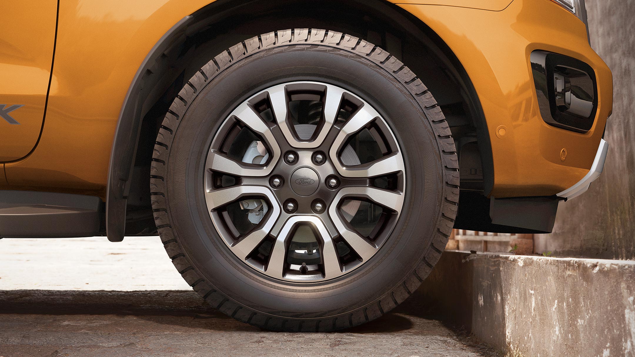 Ford Ranger Orange, vue détaillée de la jante en alliage léger
