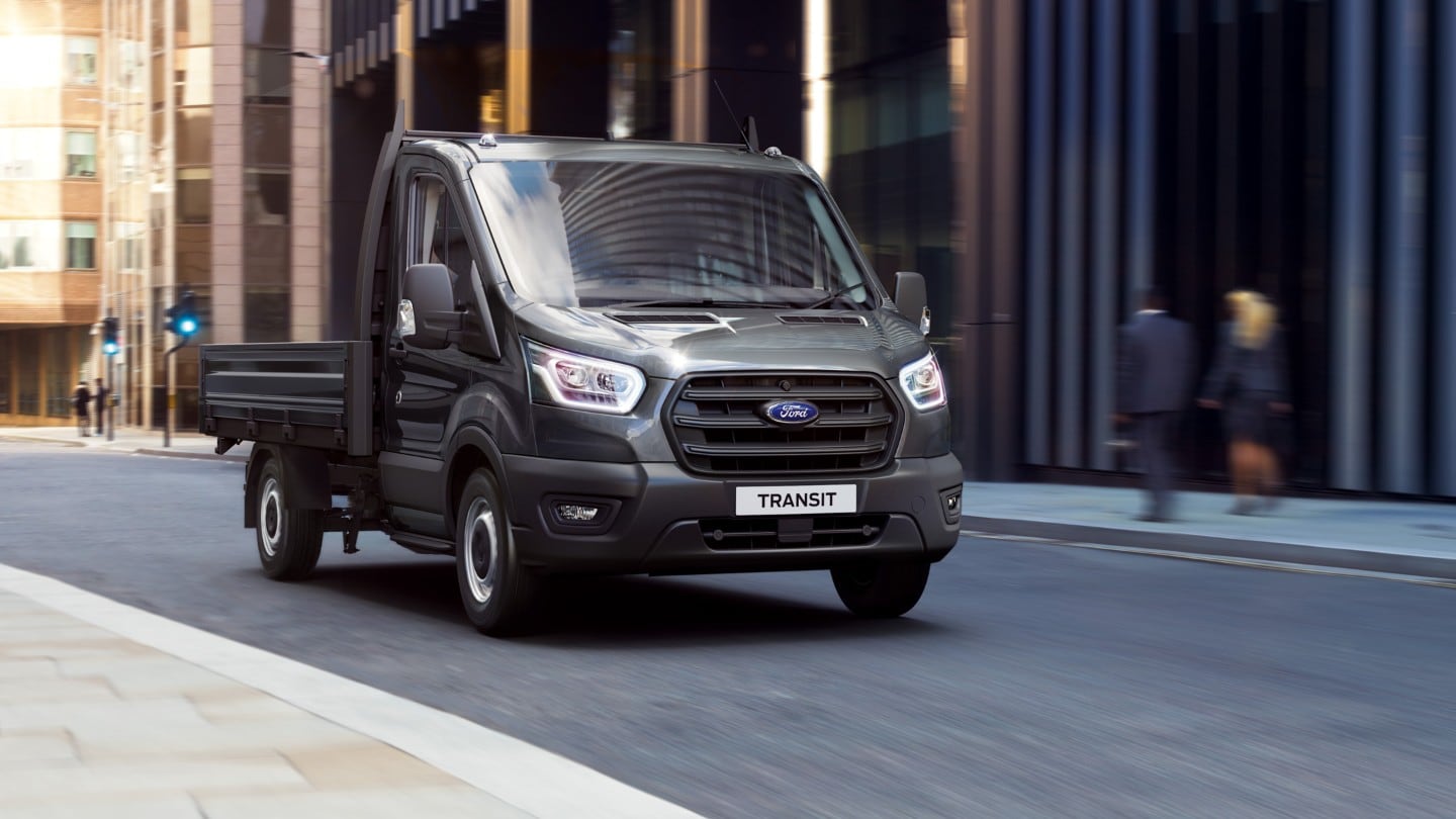 Ford Transit Châssis cabine couleur gris foncé, vue de face aux trois quarts, roulant en ville