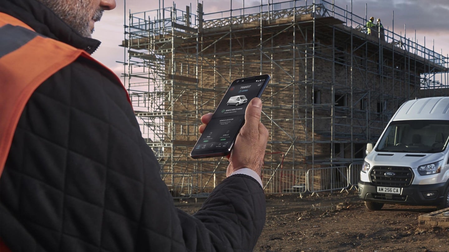 Homme avec un smartphone dans la main