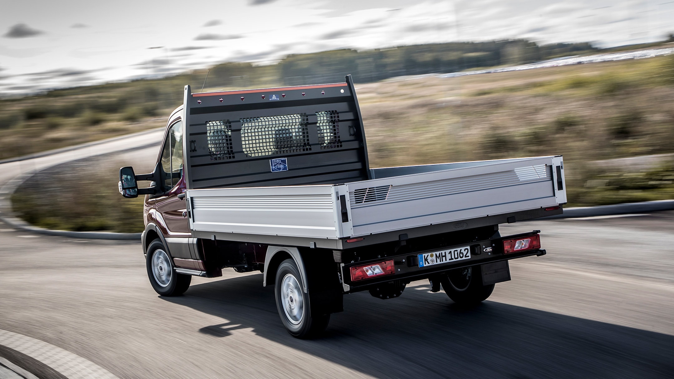 Ford Transit Chassis Cabine, vue arrière aux trois quarts, roulant sur une route