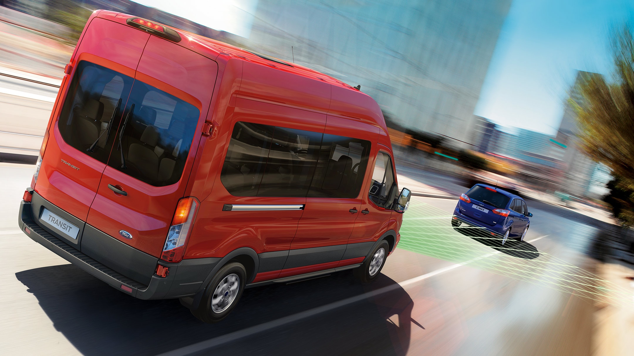 Ford Transit Minibus couleur rouge, vue arrière aux trois quarts avec illustration du régulateur de vitesse intelligent