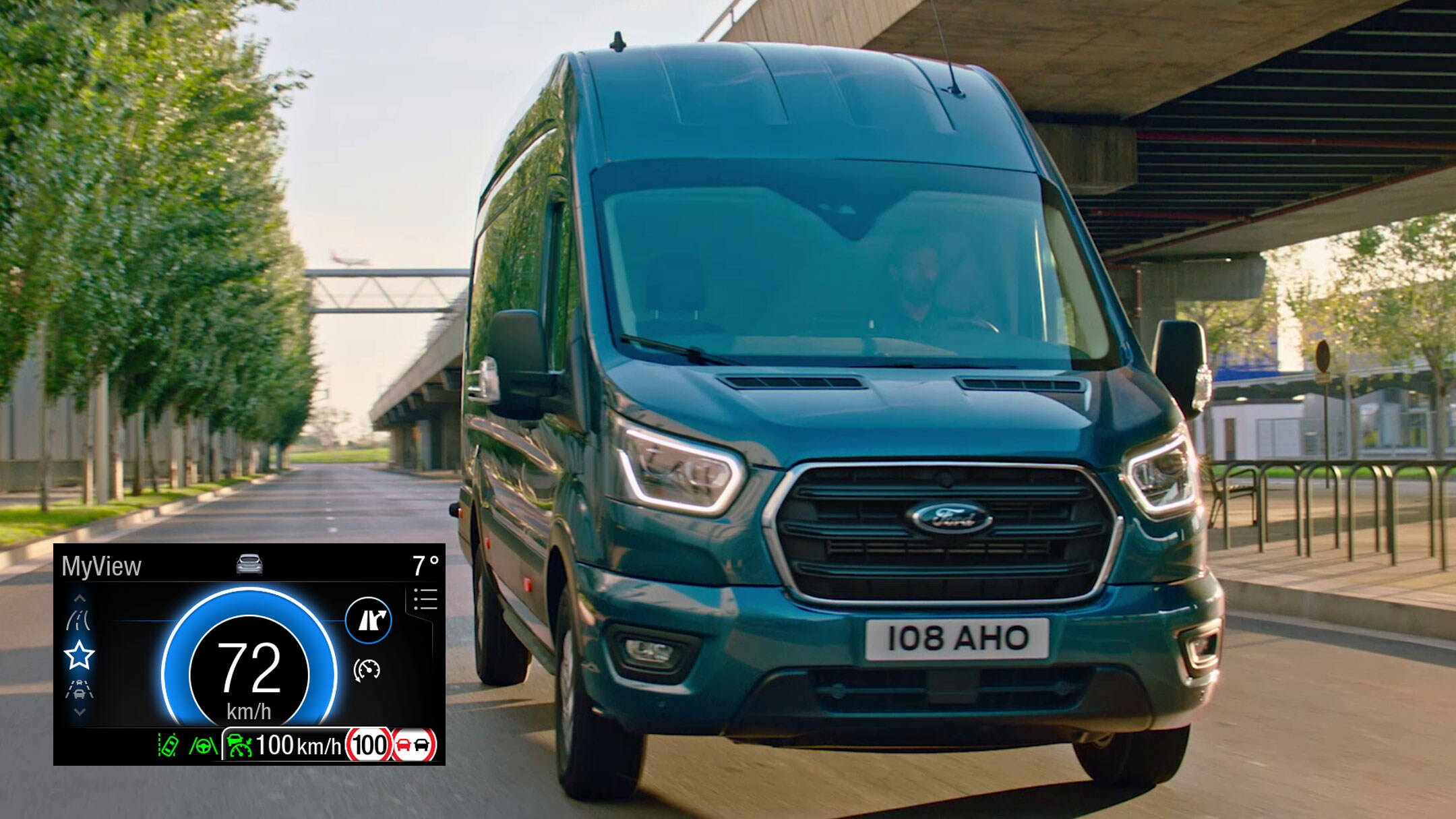 Ford Transit Van roulant sur l’autoroute, vue de l’avant avec commutateur EcoMode en incrustation