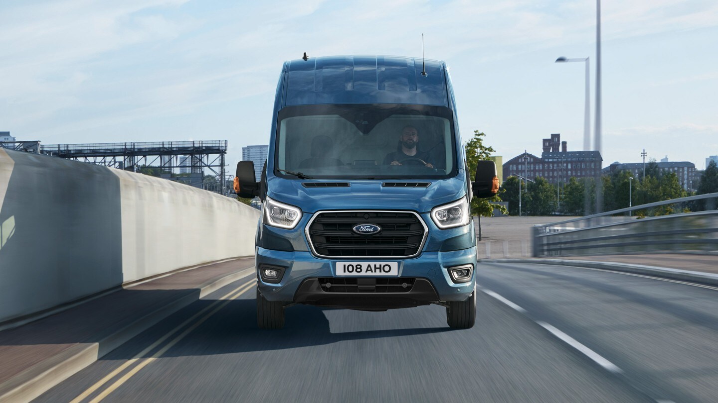 Ford Transit Fourgon, couleur bleue, vue de face roulant sur une voie rapide