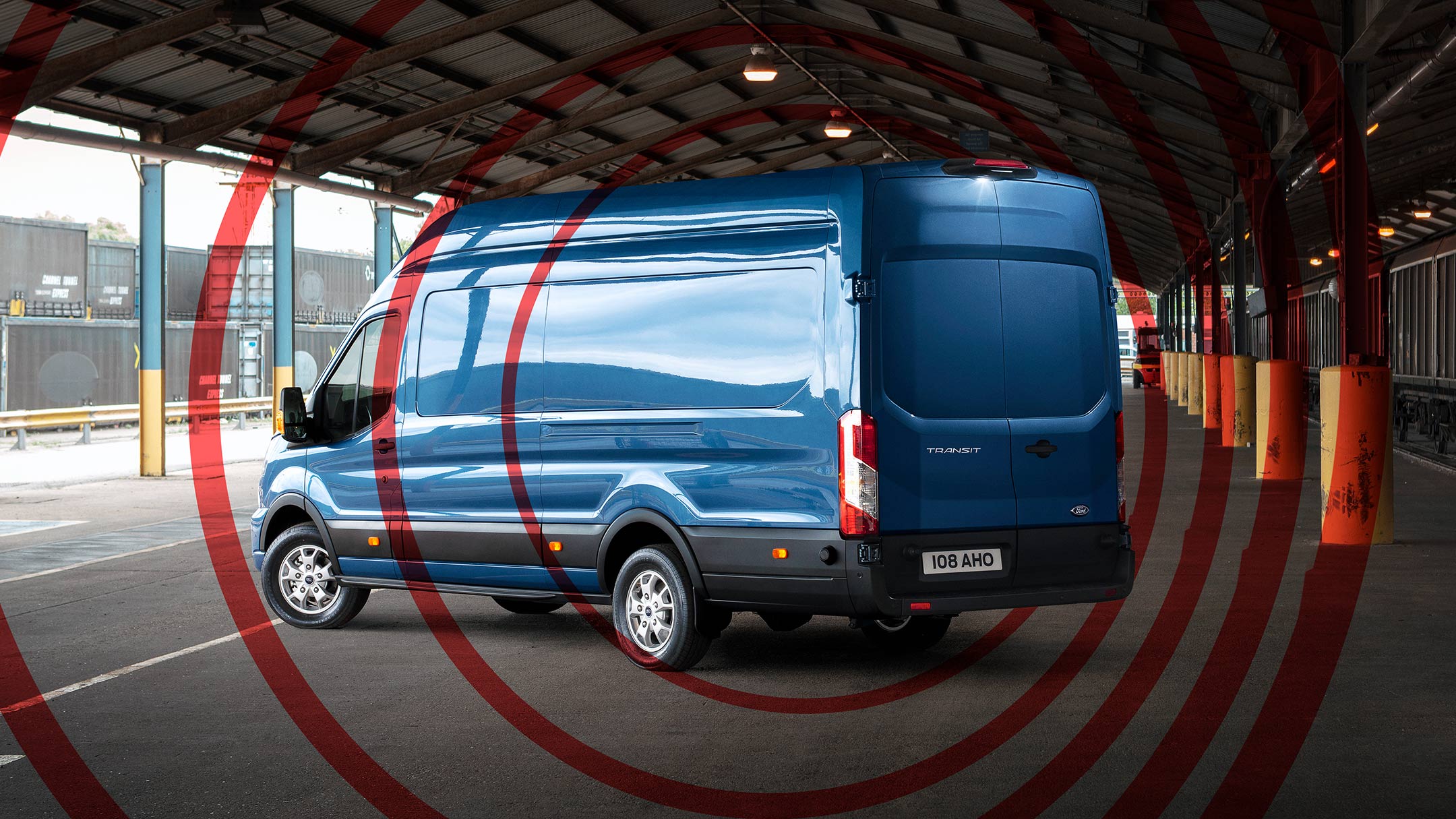 Ford Transit couleur bleue, vue arrière aux trois quarts, illustration de l’alarme antivol