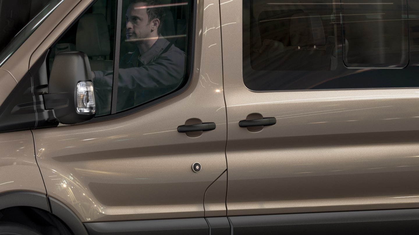 Ford Transit, couleur champagne, vue latérale, porte conducteur en détail