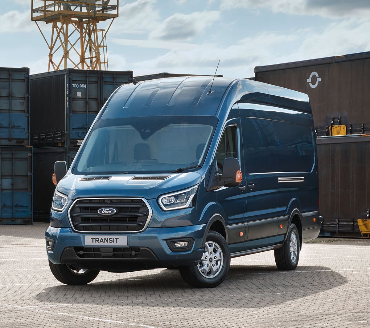 Nouveau Ford Transit Van bleu à l’arrêt