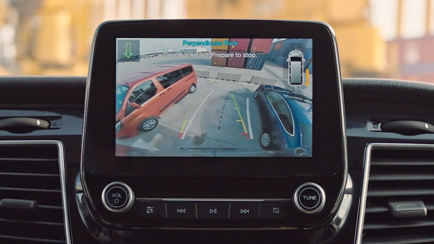 Ford Transit Minibus, vue de l’intérieur sur l’écran multifonction avec caméra avant en détail.