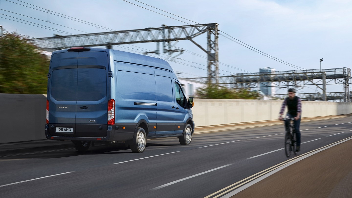 Ford Transit Fourgon, vue arrière aux trois quarts, roulant sur une voie rapide