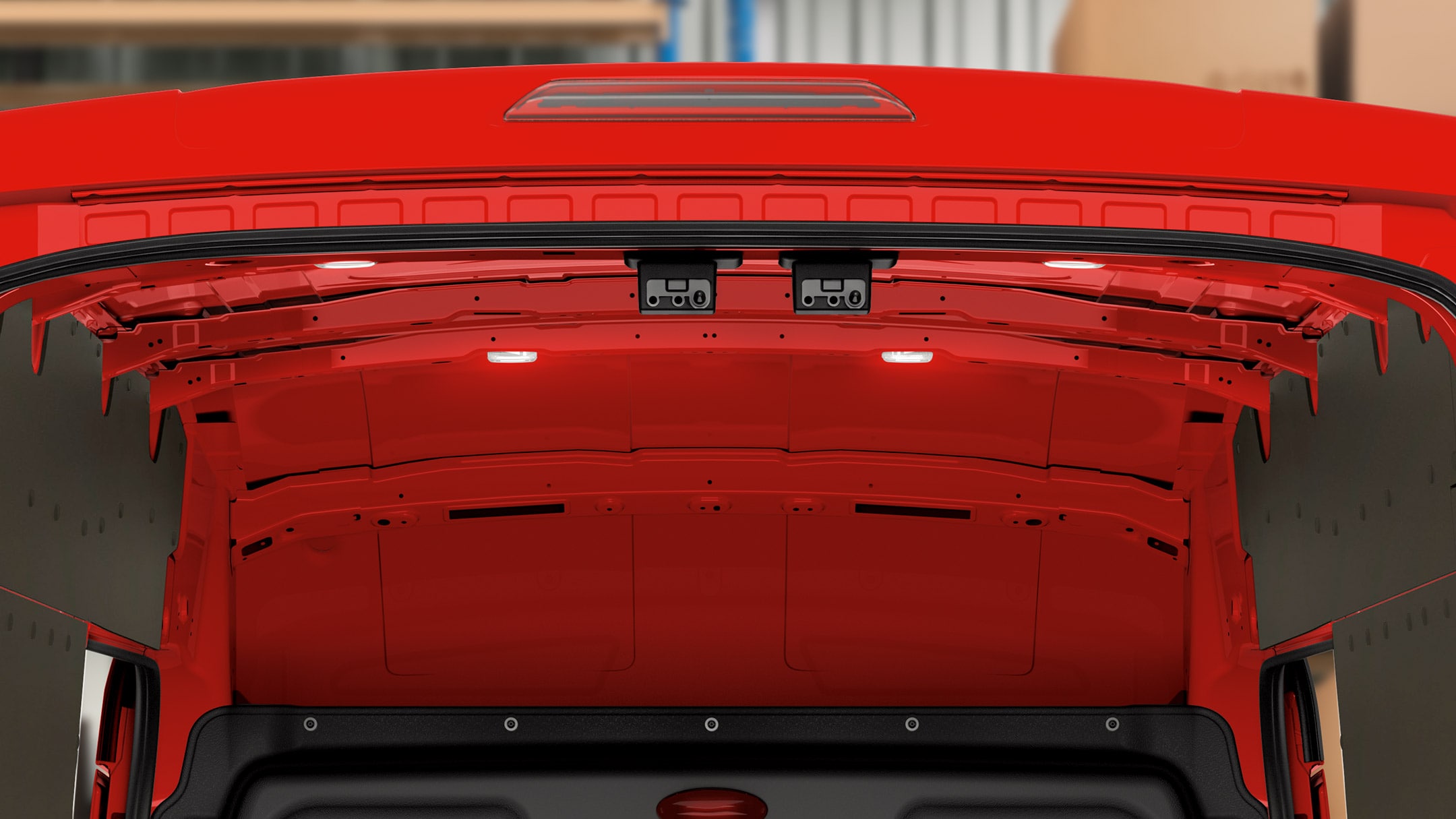 Ford Transit Fourgon, couleur rouge, vue arrière avec éclairage de l’espace de chargement en détail