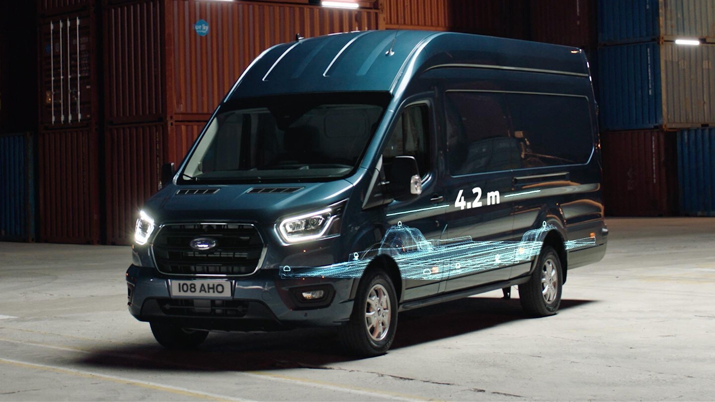 Ford Transit Fourgon couleur bleue, vue latérale aux trois quarts, illustration de la longueur de chargement